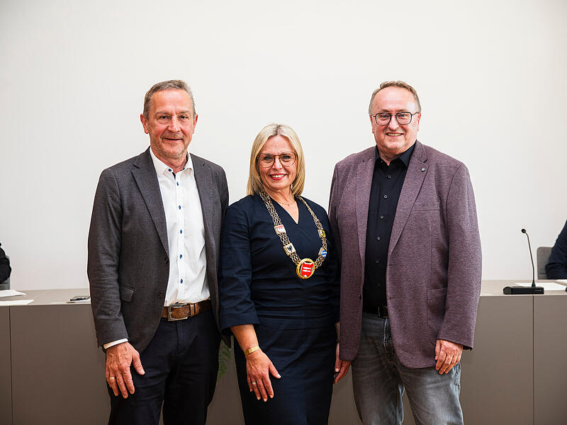 Forchheims neues B&uuml;rgermeisterteam. OB Martina Hebendanz stehen k&uuml;nftig Udo Sch&ouml;nfelder (links) als Zweiter und Manfred H&uuml;mmer (rechts) als Dritter B&uuml;rgermeister zur Seite.