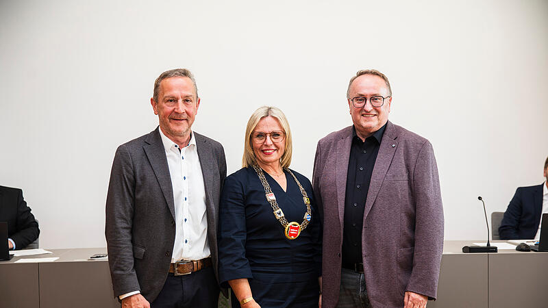 Forchheims neues B&uuml;rgermeisterteam. OB Martina Hebendanz stehen k&uuml;nftig Udo Sch&ouml;nfelder (links) als Zweiter und Manfred H&uuml;mmer (rechts) als Dritter B&uuml;rgermeister zur Seite.