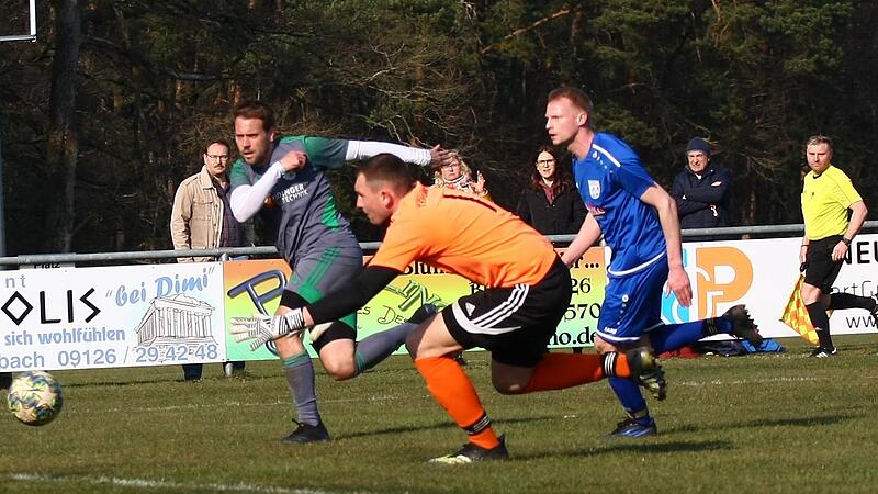 Toni Stengl nutzte einen Fehler in der Brander Hintermannschaft und Manuel Dronsgalla (li.) schob zum 2:0 ein.Forchheim & Fr&auml;nkische Schweiz