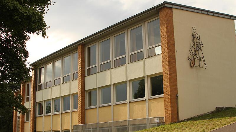 Die ehemalige Grundschule von Stettfeld leistet auch weiterhin ihre Dienste als Übergangslösung. Jetzt ist dort der Hort untergebracht und demnächst soll sie die Kindergarten aufnehmen, wenn die Einrichtung umgebaut wird.