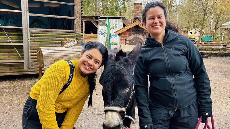 Jubel und Valeria drehen mit Eselsdame Kessy eine Runde auf der Jugendfarm in Erlangen.