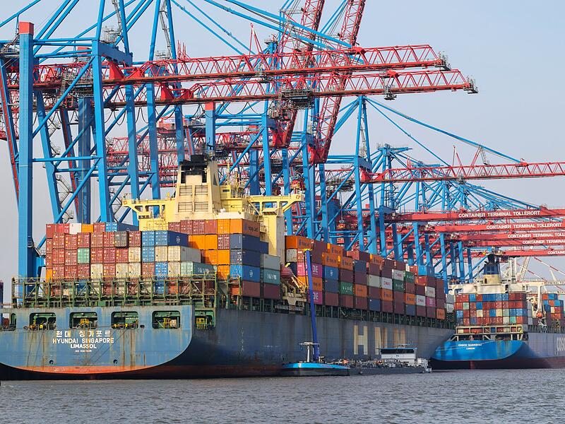 Containerschiffe im Hafen Hamburg