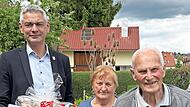 B&uuml;rgermeister Dirk Friesen (links) w&uuml;rdigte das Jubelpaar.
