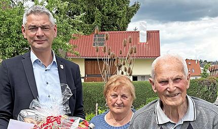 B&uuml;rgermeister Dirk Friesen (links) w&uuml;rdigte das Jubelpaar.