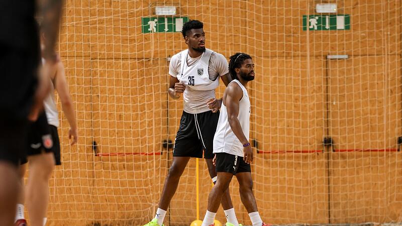 EJ Onu und Malik Johnson hören auf die Anweisungen des Athletiktrainers.
