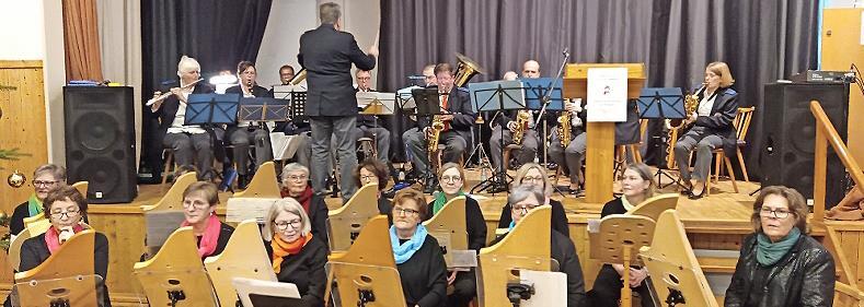 Das Veeh-Harfen Ensemble (vorne) und das Rotkreuz-Orchester in der Jahn-Halle.