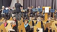 Das Veeh-Harfen Ensemble (vorne) und das Rotkreuz-Orchester in der Jahn-Halle. Das Veeh-Harfen Ensemble (vorne) und das Rotkreuz-Orchester in der Jahn-Halle.