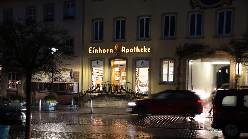 Die Stadt hat eine Teilsperrung des Gehwegs vor dem Geb&auml;ude Am Marktplatz 9 angek&uuml;ndigt. Der Zugang zur Apotheke und die Zufahrt in den Innenhof sollen vorerst frei bleiben.