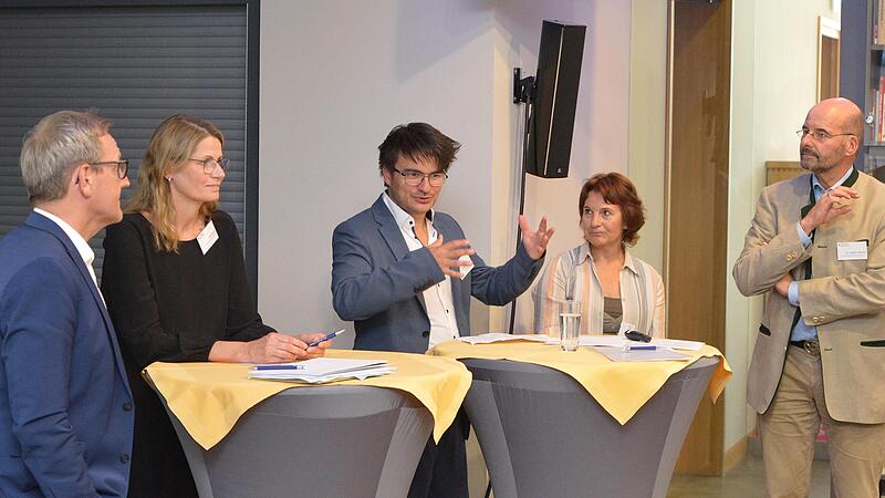 Über Alkohol und Gesundheit diskutierten (von links) Carsten Oelrichs (ZENK Rechtsanwälte), Julia Busse, Geschäftsführerin Politik und Recht des Deutscher Brauer-Bunds, Tilman Reinhardt, Akademischer Rat, Claudia Hammer, Wissenschaftliche Leitung ... Über Alkohol und Gesundheit diskutierten (von links) Carsten Oelrichs (ZENK Rechtsanwälte), Julia Busse, Geschäftsführerin Politik und Recht des Deutscher Brauer-Bunds, Tilman Reinhardt, Akademischer Rat, Claudia Hammer, Wissenschaftliche Leitung ...