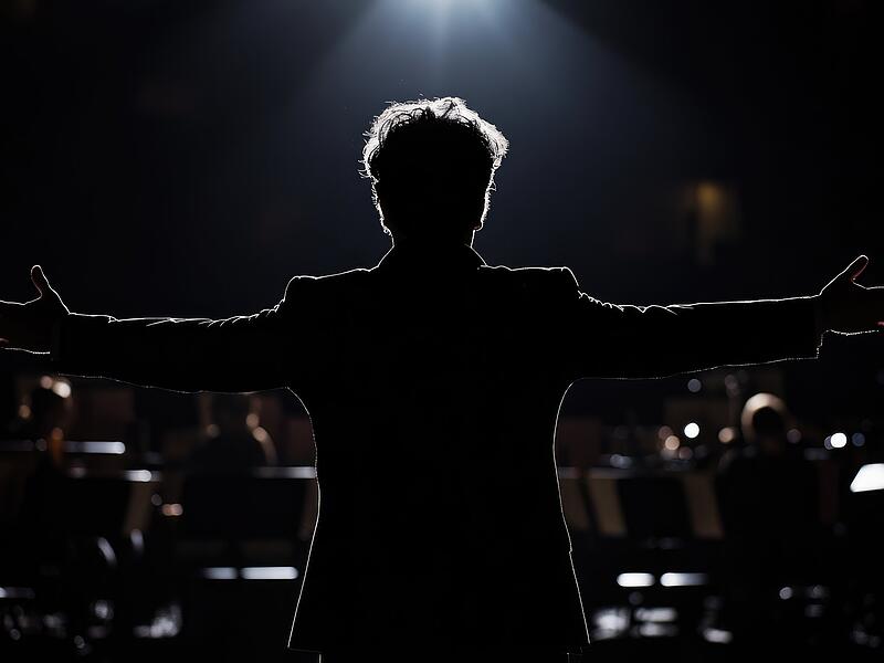 Das Coburger Landestheater Coburg sucht einen Nachfolger oder eine Nachfolgerin für Generalmusikdirektor Daniel Carter, der nach der Spielzeit 2025/2026 komplett ans Staatstheater nach Weimar wechselt.