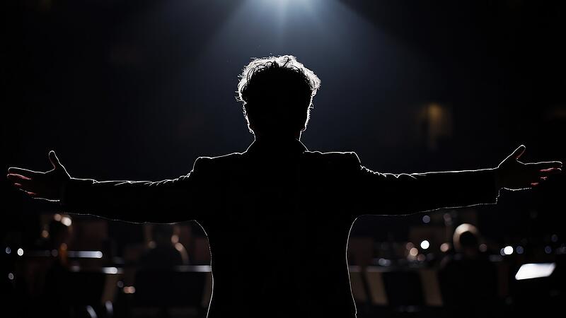 Das Coburger Landestheater Coburg sucht einen Nachfolger oder eine Nachfolgerin für Generalmusikdirektor Daniel Carter, der nach der Spielzeit 2025/2026 komplett ans Staatstheater nach Weimar wechselt.