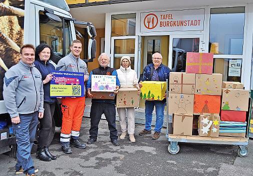 Drei ehrenamtliche Helfer der Johanniter &uuml;bergaben 50 gro&szlig;e Spendenpakete an Tafelvorsitzenden Herbert Mayer, Erika Dauer und Dieter Geyer vom Tafelvorstand.