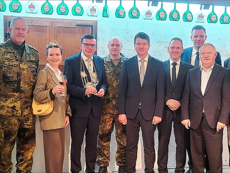 Jahresempfang Bundeswehr und Stadt Hammelburg unter anderem mit Oberst Werner Klaffus (von links), Weinprinzessin Jana Eckert, B&uuml;rgermeister Armin Warmuth, Brigadegeneral Andreas Steinhaus, Staatssekret&auml;r Sandro Kirchner, designierter Landrat Mario G&ouml;tz,  Landrat Thomas Bold, (hinten) Bezirksrat Martin Wende, Bad Bocklets B&uuml;rgermeister Andreas Sandwall, Oberst Andreas Reyer