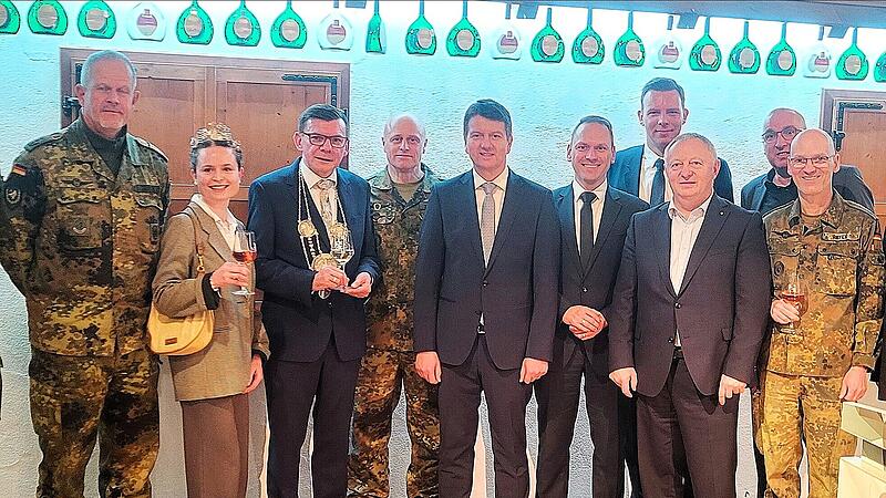 Jahresempfang Bundeswehr und Stadt Hammelburg Jahresempfang Bundeswehr und Stadt Hammelburg unter anderem mit Oberst Werner Klaffus (von links), Weinprinzessin Jana Eckert, Bürgermeister Armin Warmuth, Brigadegeneral Andreas Steinhaus, Staatssekretär Sandro Kirchner, designierter Landrat Mario Götz, Landrat Thomas Bold, (hinten) Bezirksrat Martin Wende, Bad Bocklets Bürgermeister Andreas Sandwall, Oberst Andreas Reyer