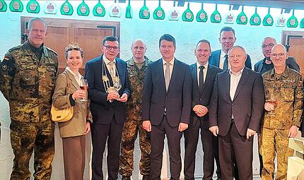 Jahresempfang Bundeswehr und Stadt Hammelburg unter anderem mit Oberst Werner Klaffus (von links), Weinprinzessin Jana Eckert, B&uuml;rgermeister Armin Warmuth, Brigadegeneral Andreas Steinhaus, Staatssekret&auml;r Sandro Kirchner, designierter Landrat Mario G&ouml;tz,  Landrat Thomas Bold, (hinten) Bezirksrat Martin Wende, Bad Bocklets B&uuml;rgermeister Andreas Sandwall, Oberst Andreas Reyer