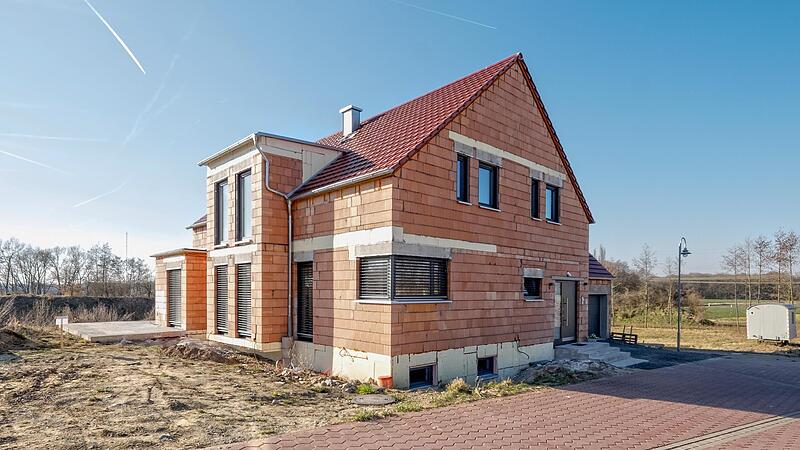 Der Traum vom eigenen Häuschen scheitert aktuell häufig an den nicht vorhandenen Bauplätzen. Der Traum vom eigenen Häuschen scheitert aktuell häufig an den nicht vorhandenen Bauplätzen.