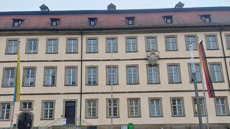 Zwischen der deutschen und der ukrainischen Flagge war vor dem Bamberger Rathaus die Flagge Israels gehisst. Seit dem vergangenen Wochenende ist sie verschwunden. Zwischen der deutschen und der ukrainischen Flagge war vor dem Bamberger Rathaus die Flagge Israels gehisst. Seit dem vergangenen Wochenende ist sie verschwunden.