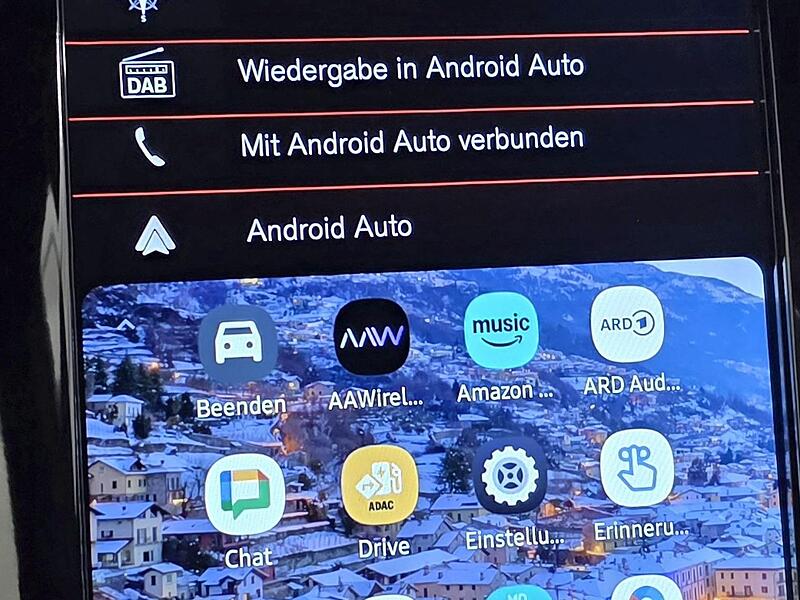 Bei Android Auto wird eine Smartphone-ähnliche Oberfläche auf dem Display des Fahrzeugs angezeigt. Bei Android Auto wird eine Smartphone-ähnliche Oberfläche auf dem Display des Fahrzeugs angezeigt.