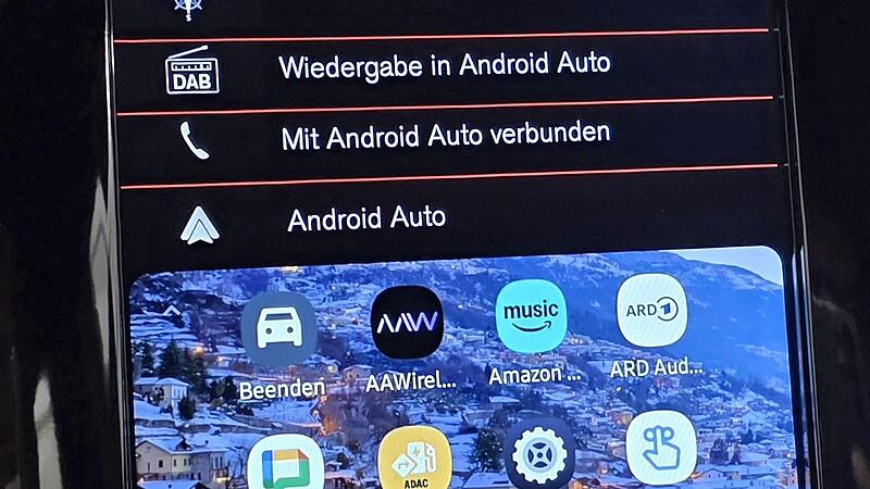 Bei Android Auto wird eine Smartphone-ähnliche Oberfläche auf dem Display des Fahrzeugs angezeigt.