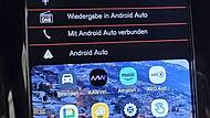 Bei Android Auto wird eine Smartphone-ähnliche Oberfläche auf dem Display des Fahrzeugs angezeigt.