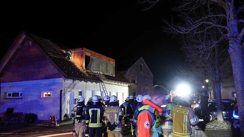 Zahlreiche Einsatzkräfte rückten an, nachdem in der Dachgaube dieses Hauses der Brand entdeckt worden war.