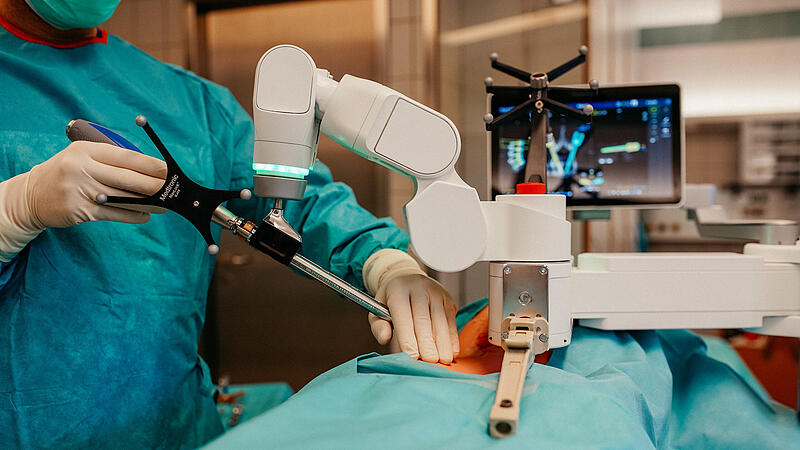 Operation mit der Roboterführungsplattform. Operation mit der Roboterführungsplattform.
