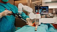 Operation mit der Roboterführungsplattform.