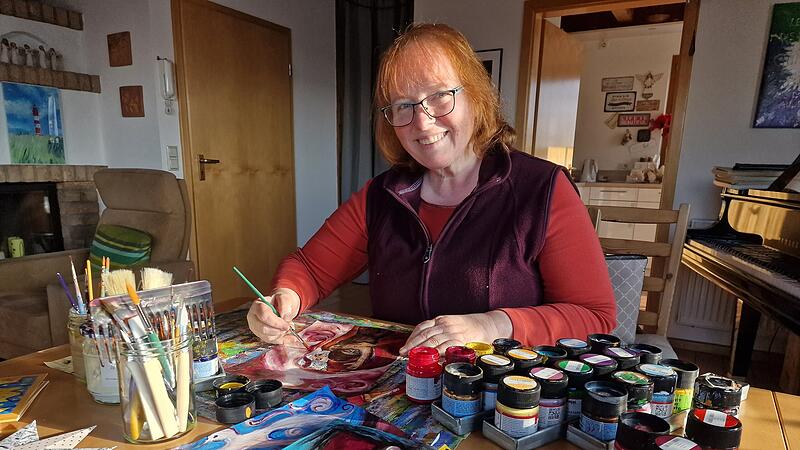 Die K&uuml;nstlerin Doris Hopf bei der Arbeit.