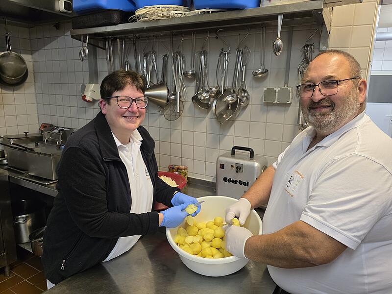 Partyservice Hahn aus Maßbach hört auf Sandra und Matthias Hahn in ihrer Profiküche: Hier wird alles noch von Hand zubereitet - einschließlich Kartoffelschnippeln.