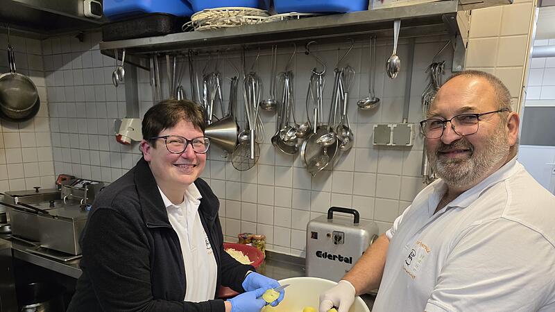 Sandra und Matthias Hahn in ihrer Profik&uuml;che: Hier wird alles noch von Hand zubereitet - einschlie&szlig;lich Kartoffelschnippeln.