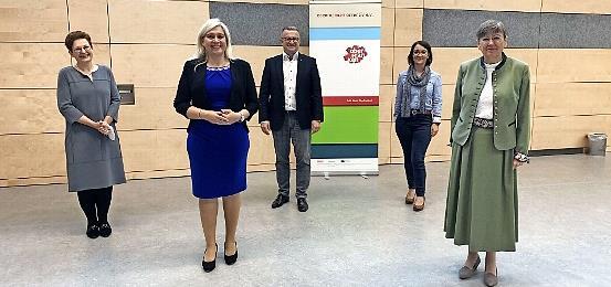 Im Bild (von links ) Cornelia Thron (Caritasverband für den Landkreis Kronach), Melanie Huml MdL (Staatsministerin für Europaangelegenheiten und Internationales), Franz Sedlak (Diakonisches Werk – Stadtmission Bayreuth), Karin McWatt (Quartiermanagerin „Lebendiges Wiesenttal“), Heidrun Piwernetz (Regierungspräsidentin von Oberfranken)