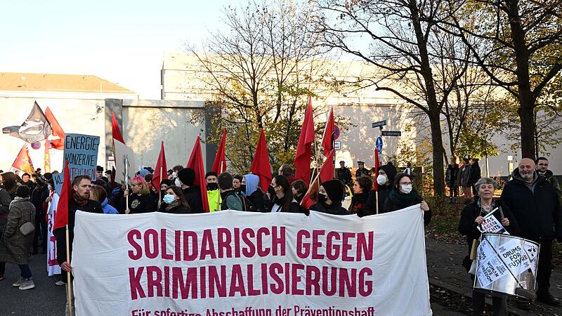 Bundesverfassungsgericht prüft Bayerns Polizeigesetz Bundesverfassungsgericht prüft Bayerns Polizeigesetz