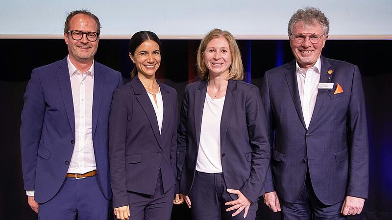 Die Vorst&auml;nde der VR Bank Kitzingen sind (von links) Alexander Schuster, Selina Gru&szlig; und Anika Friedrich. Roland K&ouml;ppel scheidet Ende Juni nach einem Vierteljahrhundert aus.