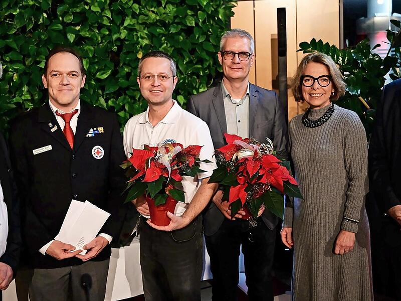 V.l.: Vorstandsvorsitzender der Sparkasse Forchheim Harald Reinsch, Sebastian Wolf (BRK-Bereitschaft Forchheim), Johannes Spallek (BRK-Vertreter der Kreis-Wasserwacht), Oberb&uuml;rgermeister Uwe Kirschstein, Justine Abele (Sparkasse Forchheim), Landra...