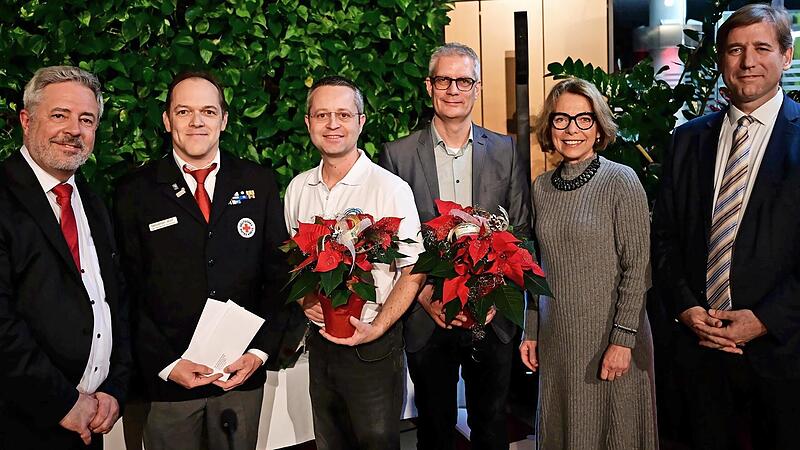 V.l.: Vorstandsvorsitzender der Sparkasse Forchheim Harald Reinsch, Sebastian Wolf (BRK-Bereitschaft Forchheim), Johannes Spallek (BRK-Vertreter der Kreis-Wasserwacht), Oberb&uuml;rgermeister Uwe Kirschstein, Justine Abele (Sparkasse Forchheim), Landra...