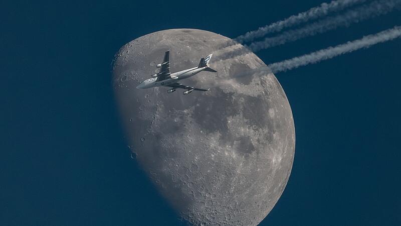 Mond mit Flugzeug Mond mit Flugzeug