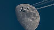 Mond mit Flugzeug Mond mit Flugzeug