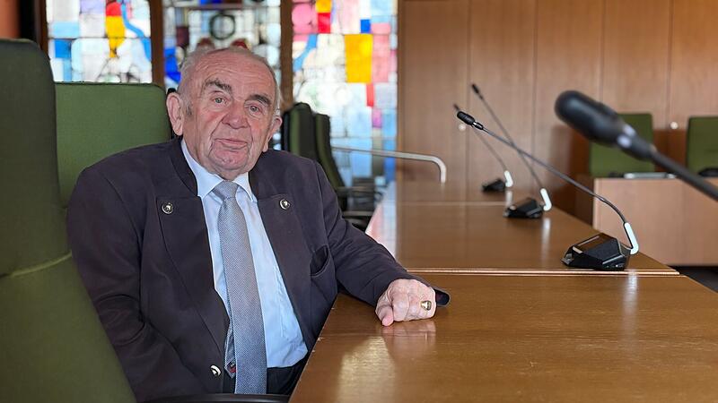 Ehrenbürger Heinz Hausmann Durch einen Diözesanjugendseelsorger findet Heinz Hausmann zur Politik. 1972 übernimmt er den CSU-Ortsverband Kronach und zieht in den Stadtrat ein. Nun wird er mit dem Ehrenbürgertitel der Stadt Kronach geehrt.