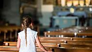 Ein Kind steht in einem Kirchenraum (Symbolbild). Schutzkonzepte, die in allen Seelsorgebereichen erarbeitet werden, sollen helfen, Unbehagen und Übergriffen vorzubeugen. Ein Kind steht in einem Kirchenraum (Symbolbild). Schutzkonzepte, die in allen Seelsorgebereichen erarbeitet werden, sollen helfen, Unbehagen und Übergriffen vorzubeugen.