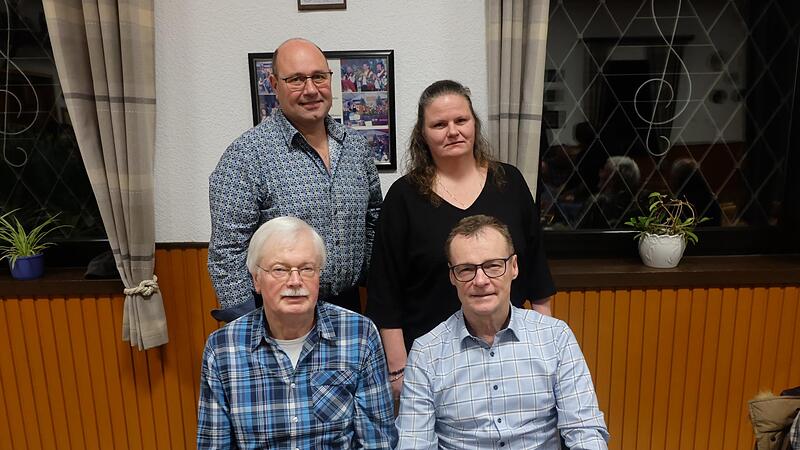 2. Vorsitzender Hubertus Geier und Vorsitzende Marion Beck (hinten v.l.) gratulierten Erwin Röß und Wolfgang Schleier.