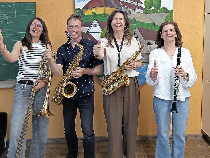 Sie haben im Erwachsenenalter noch ein Instrument gelernt: Dieter Enzinger, Ruth Maria Kirchner, Martina B&uuml;ttner und Lydia Zier