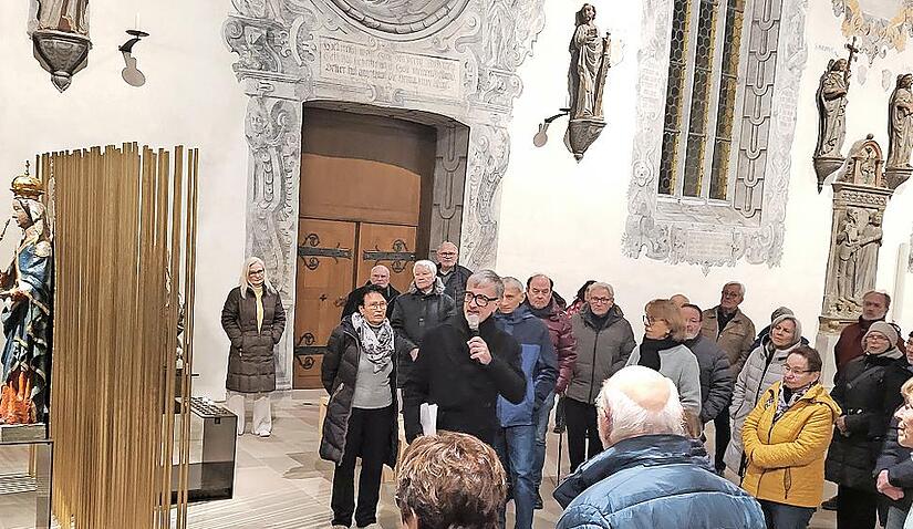 J&uuml;rgen Emmert, Leiter der Kunstabteilung des Bistums W&uuml;rzburg sowie des Di&ouml;zesanmuseums, stellte die neuen Kunstwerke in der Stadtpfarrkirche M&uuml;nnerstadt vor.