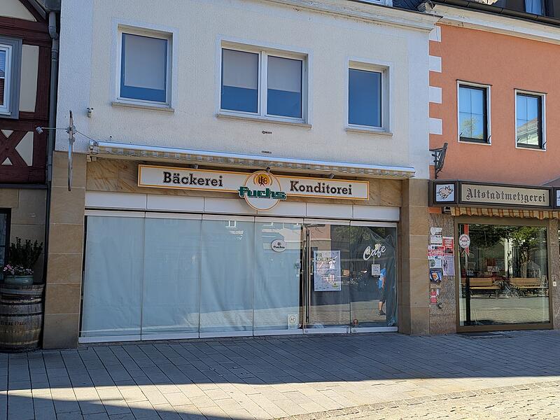 Innere Bamberger Straße Lichtenfels Fuchsfiliale geschlossen Verhängte Schaufenster und das Poster in der Tür signalisieren: Diese Filiale ist geschlossen.