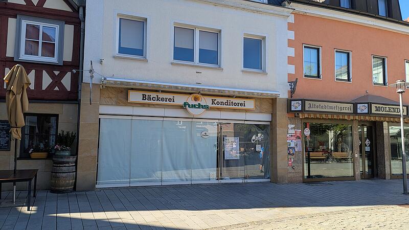 Innere Bamberger Straße Lichtenfels Fuchsfiliale geschlossen Verhängte Schaufenster und das Poster in der Tür signalisieren: Diese Filiale ist geschlossen.