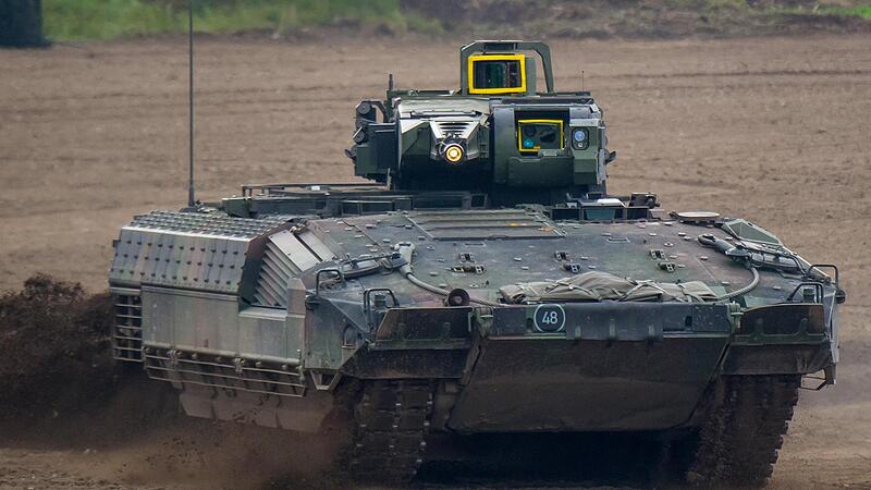 Ein Schützenpanzer vom Typ Puma fährt bei der Vorbereitung zu einer Informationslehrübung  über einen Übungsplatz.