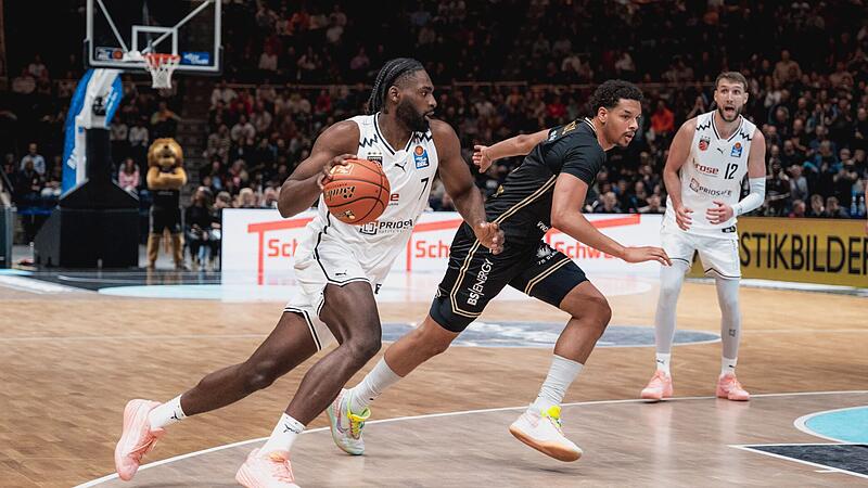 KeyShawn Feazell (mit Ball) erzielte zehn Punkte, war in der Defensive jedoch h&auml;ufig &uuml;berfordert.