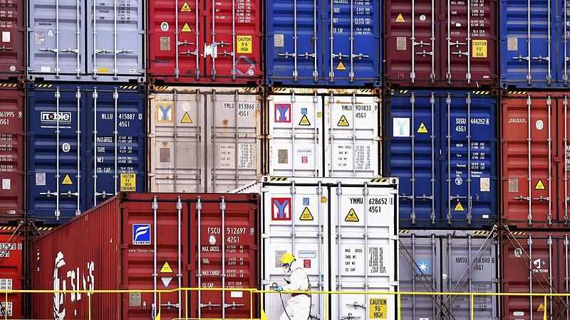Ein Arbeiter auf einem Container-Schiff. Die EU-Kommission hat ein neues Instrument vorgestellt, das die Beh&ouml;rde erm&auml;chtigen w&uuml;rde, im Ernstfall Sanktionen mit Gegensanktionen zu bek&auml;mpfen.