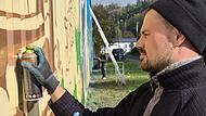 Alexander Dümke sprayt gerade einen Baum auf die Hallenwand. Marco Meißner Alexander Dümke sprayt gerade einen Baum auf die Hallenwand. Marco Meißner