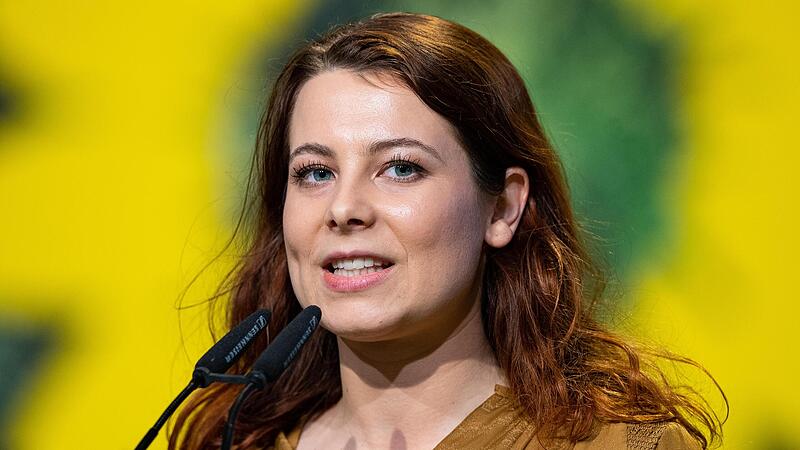 Jamila Schäfer ist Grünen-Abgeordnete im Bundestag. Sie wurde 1993 in München geboren und gewann 2021 im Wahlkreis München-Süd das erste Direktmandat der Grünen in Bayern. Jamila Schäfer ist Grünen-Abgeordnete im Bundestag. Sie wurde 1993 in München geboren und gewann 2021 im Wahlkreis München-Süd das erste Direktmandat der Grünen in Bayern.