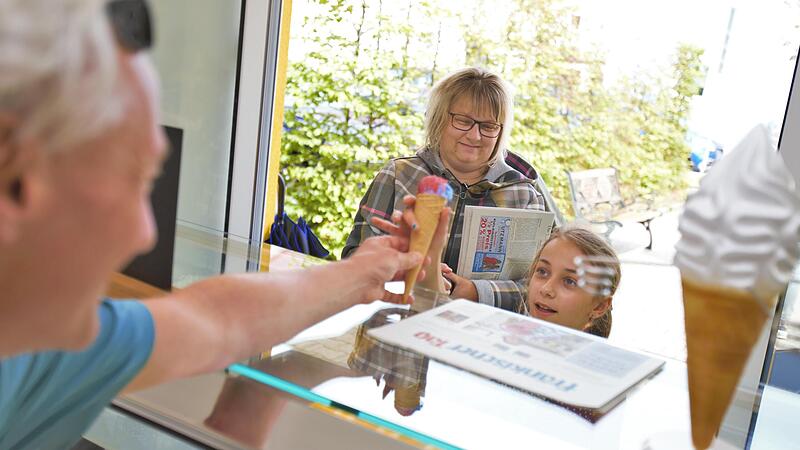 Blaue Vanille, rote Brombeere: Zusammen mit der Fränkischen Eiswerk-statt in Forchheim verschenkte der Fränkische Tag am Freitag (4. August) das exklusive FT-Eis. Eine gelungene Aktion – die Eis-Fans jedenfalls zeigten sich sehr zufrieden.Forchheim & Fränkische Schweiz Blaue Vanille, rote Brombeere: Zusammen mit der Fränkischen Eiswerk-statt in Forchheim verschenkte der Fränkische Tag am Freitag (4. August) das exklusive FT-Eis. Eine gelungene Aktion – die Eis-Fans jedenfalls zeigten sich sehr zufrieden.Forchheim & Fränkische Schweiz